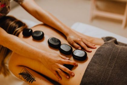 Quels sont les instituts parisiens qui recrutent à Paris des masseuses naturistes et des hôtesses d’accueil ?