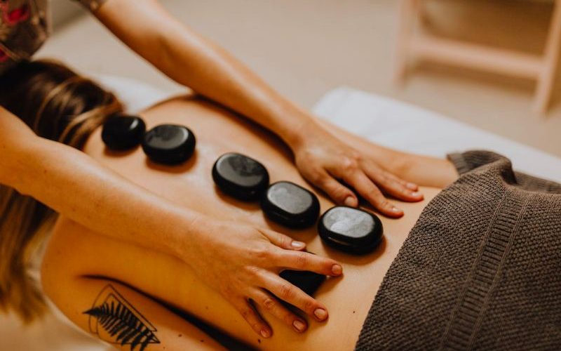 Quels sont les instituts parisiens qui recrutent à Paris des masseuses naturistes et des hôtesses d’accueil ?